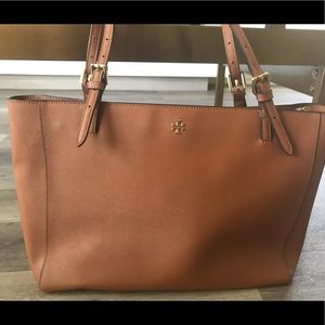 Torr Burch Tote 🌻